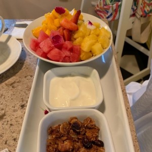 yogurt con frutas y nueces