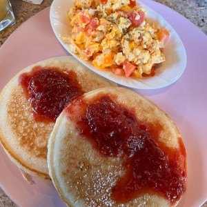 Pancakes y huevos revueltos