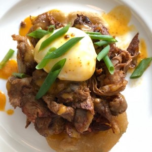 Hojaldra con brisket y poached egg