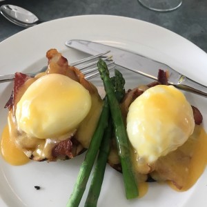 huevos benedictine con bacon 