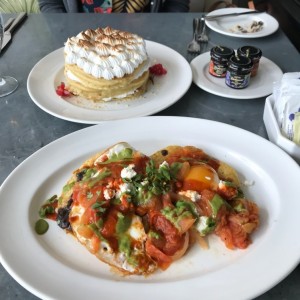 huevos rancheros con tortilla y keylime pancakes