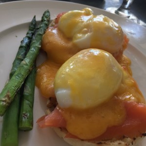 huevos benedictos con salmon