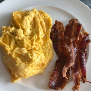 huevos revueltos con bacon