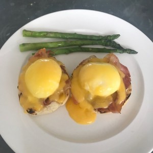 huevos benedictinos con bacon 