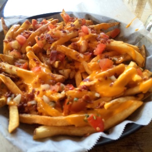 Papas fritas con queso, tocino y pico de gallo, buenas