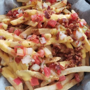 Papitas con queso y bacon