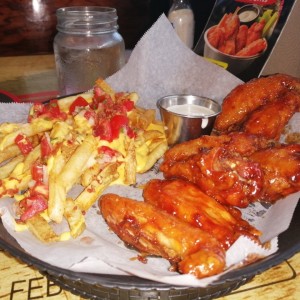 Wings honey BBQ con cheese bacon fries