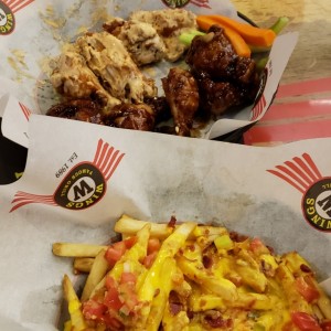 Bacon cheese fries y wings
