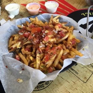 papas con queso, pico de gallo y bacon bits