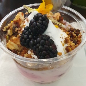 mouse de yogurt, frambuesa y granola