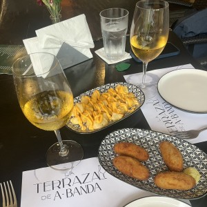 Papas bravas y croquetas de iberico