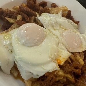 Huevos rotos con chorizo