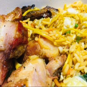 arroz, chow mein,  puerco