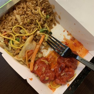 Arroz con vegetales, chow mein y costillitas agridulce