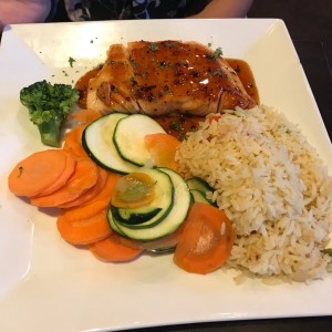 salmon con arroz y ensalada