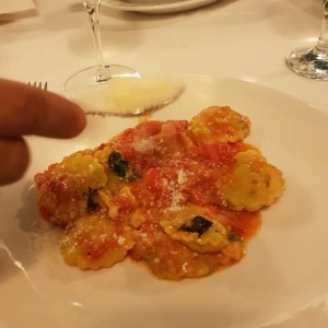 Ravioli con ricotta y espinaca en salsa de tomate