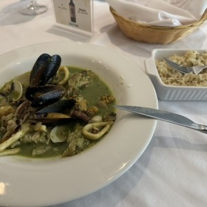 Corvina con marisco en salsa verde