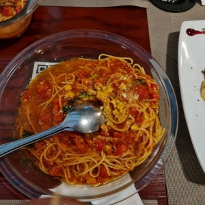 spaguetti en salsa fresca de tomate