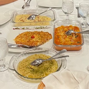 Pasta carbonara, gnocchi en salsa de tomate, milanesa con pasta a?lolio