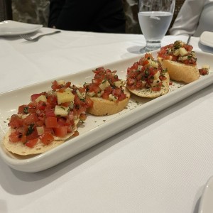 Bruschetta de tomate y mzarellaa 