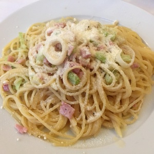 Spaguettini con salsa blanca y jamon ahumado