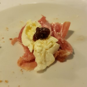 Burrata con prociutto e higos