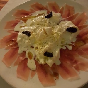 Burrata con prosciutto