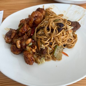 Mariscos - Kung Pao Shrimp con Lo Mein 