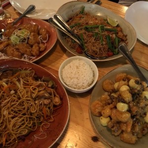 Lo mein, honey crispy chicken, singapur y candy bowl