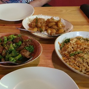 Beef with Broccoli, crispy shrimps with honey, arroz con vegetales.