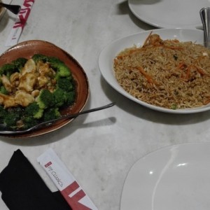 Ginger Chicken with Broccoli y Mix Fried Rice