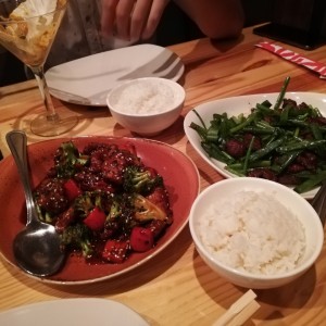 Mongolian beef y sesame chicken