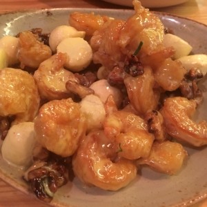 Shrimp with candied walnuts