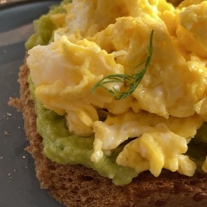 avocado toast con huevos revueltos
