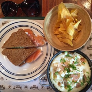 salmon sandwich y huevo al sarten