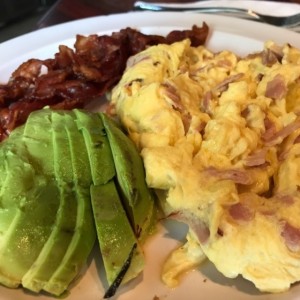 Huevos revueltos con jamon, bacon y aguacate