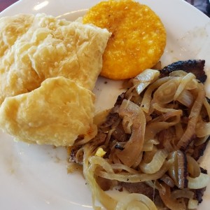 bistec encebollado con tortillas y hojaldres