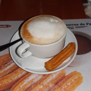 Cafe con leche y mini churro