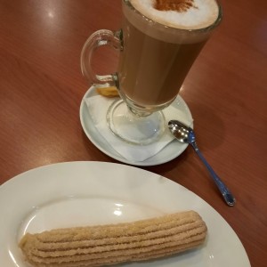 Capuccino + Churro relleno de manjar