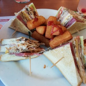 Club Sandwich con yucas fritas