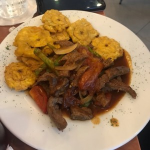 Bistec Picado y Patacones