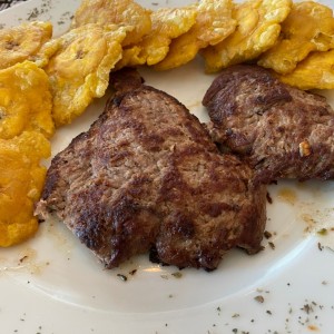 Bistec a la parrilla con patacones 