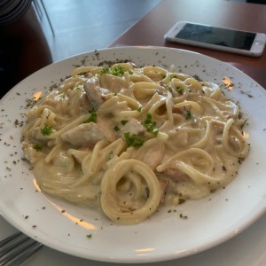 Spaguetti con pollo en salsa blanca