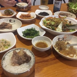 entradas ,arroz blanco con la carne y japchae 