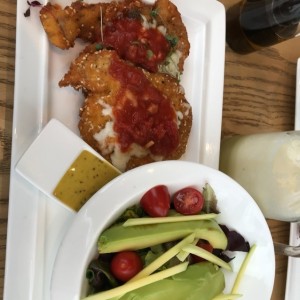 Milanesa de pollo con ensalada de aguacate