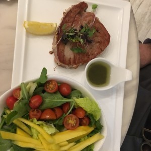 atun con salsa de eneldo y ensalada 