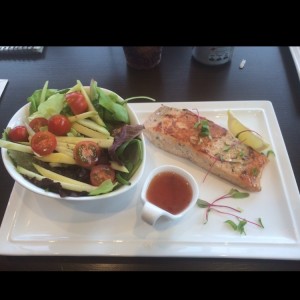 salmon y ensalada