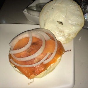 Bagel con salmon 