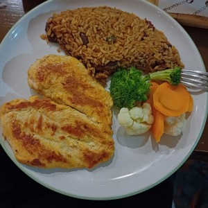 Filete de pollo, arroz con porotos y vegetales hervidos