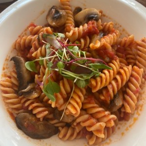 Fusilli con hongos en pomodoro